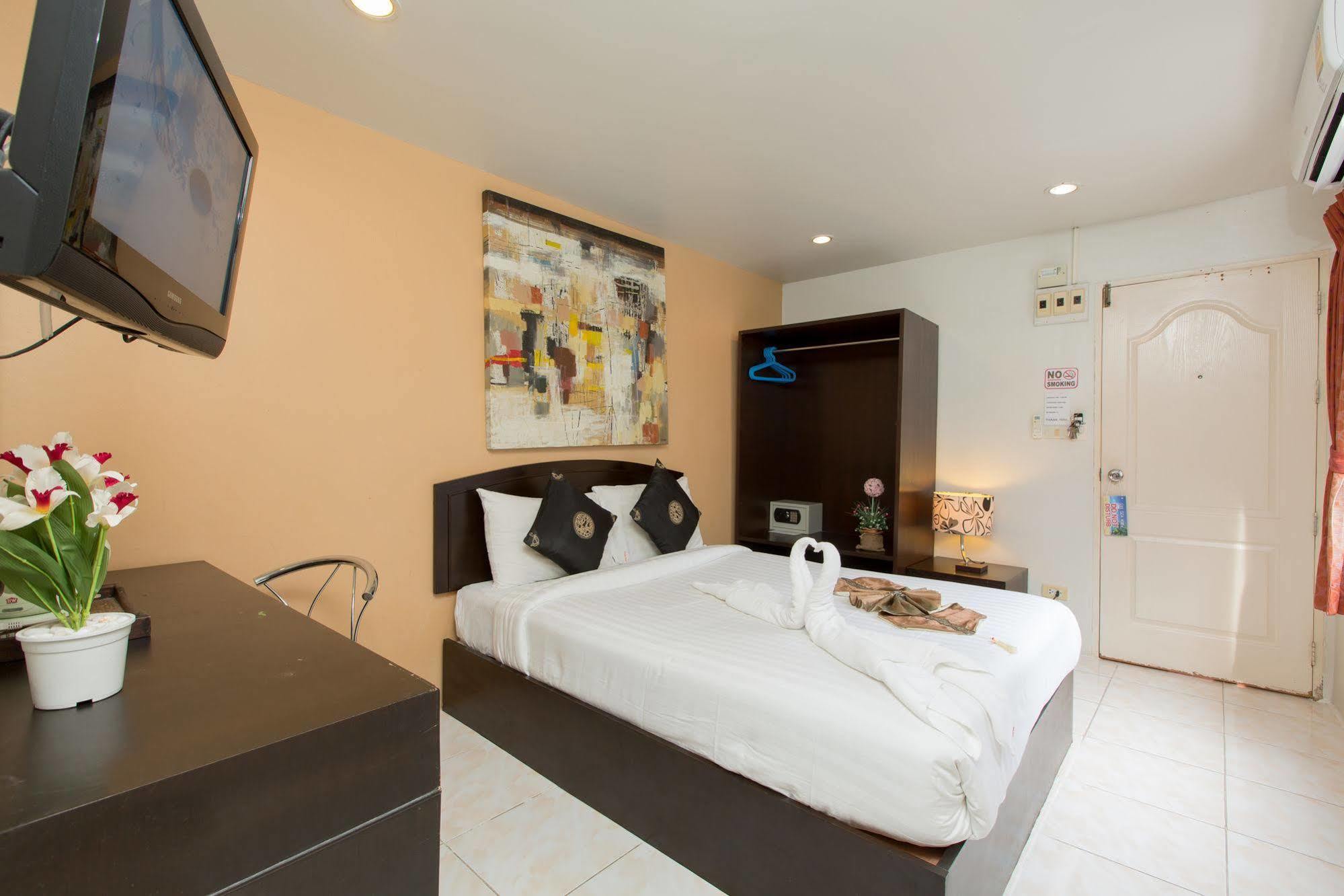 Cool Sea House Hotel Patong Exterior photo